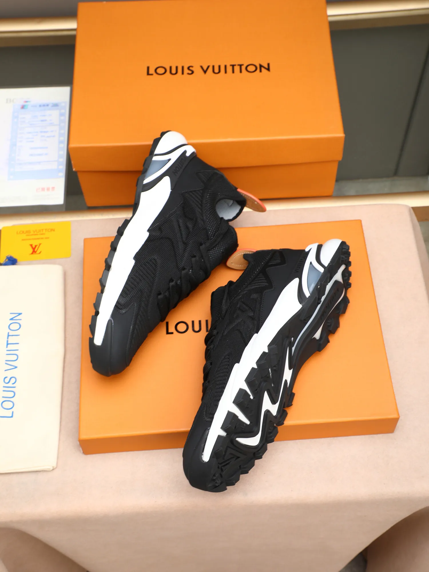 Men's Men's Shoes 💰580 LV Louis Vuitton L Jialu Brand Runner Tatic Series Thick Sole Casual Sports Shoes Running Shoes Original purchase, development and production This LV Runner Tatic sports shoe is blended with fly woven fabric material to interpret the inspiration of traditional mountaineering shoes. The LV letters are written on one side, the Louis Vuitton logo, and the light and wear-resistant rubber outsole completes the whole package. The delivery counter is exquisitely packaged🛍📦 ▪️Fabrics: Original imported custom fly-woven fabric ▪️Inner lining: Original custom-made breathable mesh ▪️Sole: Original open-molded anti-slip rubber combination material ▪️Sole thickness: 4CM ▪️Size: Men's 38-44 (45 custom-made)